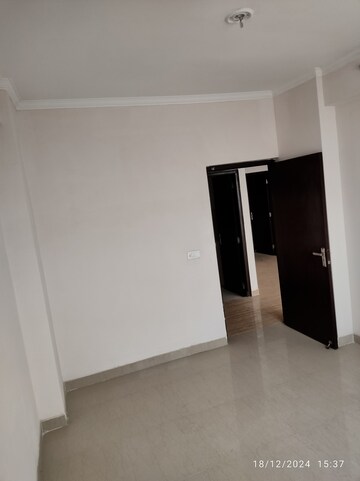 Room in 3 BHK Apartment at Panchsheel Greens II, Sector 16 Greater Noida – for Rent