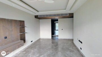 Room in 3.5 BHK Apartment at DLF Atria, Dlf Phase ii – for Rent