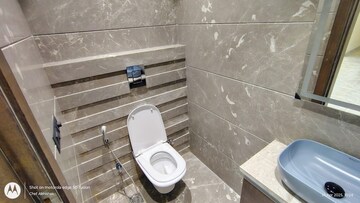 Bathroom in 3.5 BHK Apartment at DLF Atria, Dlf Phase ii – for Rent