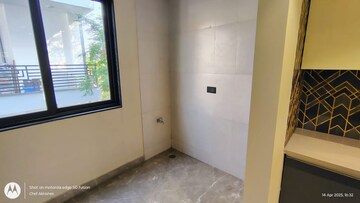 Room in 3.5 BHK Apartment at DLF Atria, Dlf Phase ii – for Rent