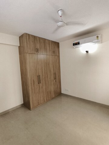 Room in 3.5 BHK Apartment at Emaar Emerald Floors Premier, Sector 65 – for Rent
