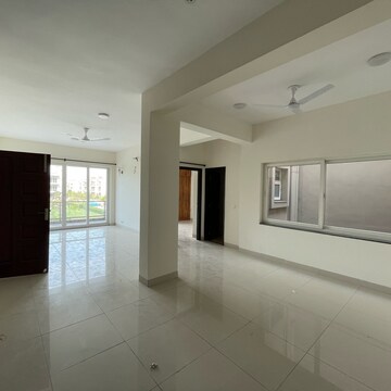 Room in 3 BHK Builder Floor at BPTP Amstoria, Sector 102 – for Rent