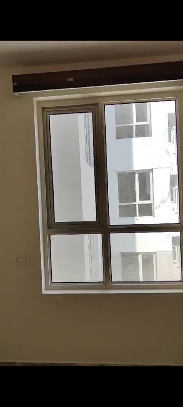 Room in 3 BHK Apartment at Omaxe Waterscapes, Gomti Nagar – for Rent