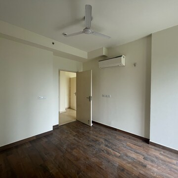 Room in 3 BHK Apartment at Conscient Heritage Max, Sector 102 – for Rent