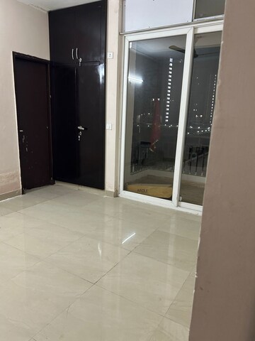 Room in 3 BHK Apartment at Amrapali Golf Homes, Sector 4, Greater Noida – for Rent
