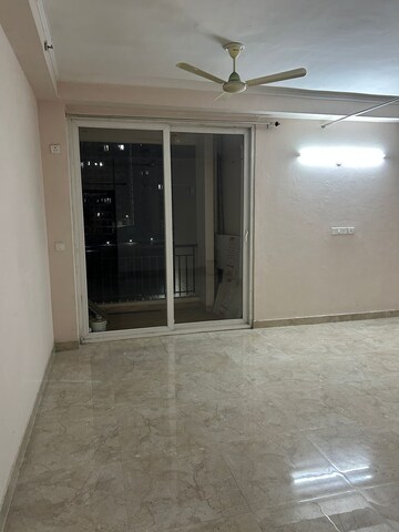 Room in 3 BHK Apartment at Amrapali Golf Homes, Sector 4, Greater Noida – for Rent