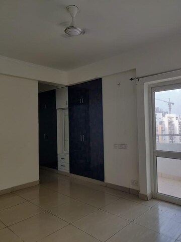 Room in 3.5 BHK Apartment at Sector 16b Greater Noida – for Sale