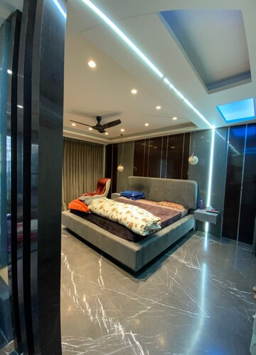 Bedroom in 5 BHK Apartment at DLF Green Avenue, Dlf Phase iv – for Rent