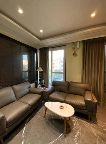 Living Room in 5 BHK Apartment at DLF Green Avenue, Dlf Phase iv – for Rent