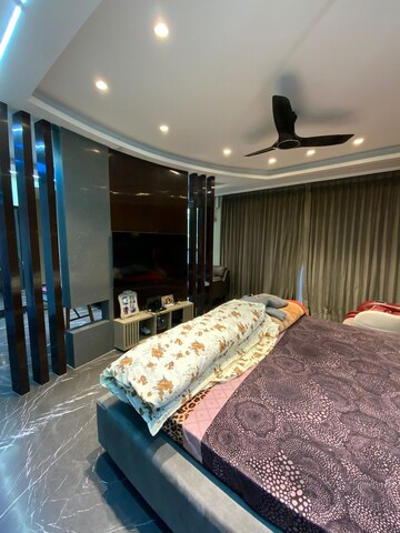 Bedroom in 5 BHK Apartment at DLF Green Avenue, Dlf Phase iv – for Rent