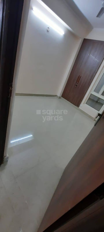 Room in 2 BHK Apartment at Sector 16b Greater Noida – for Rent