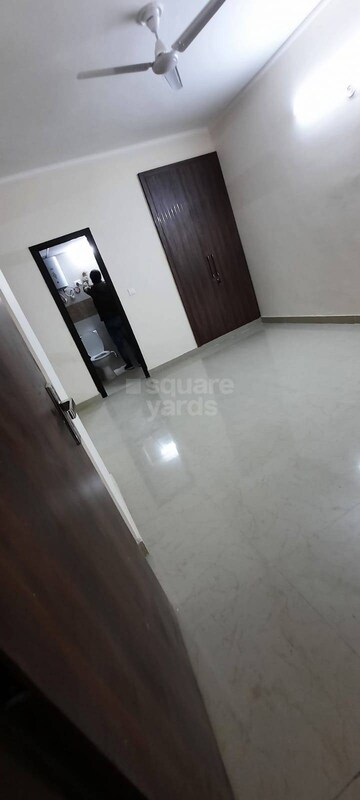 Room in 2 BHK Apartment at Sector 16b Greater Noida – for Rent