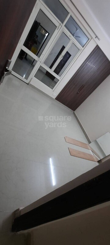 Room in 2 BHK Apartment at Sector 16b Greater Noida – for Rent