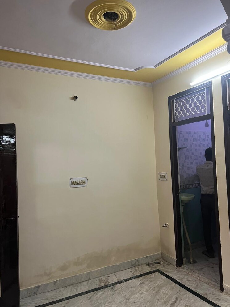 Room, west vinod nagar 2 Bedroom 180 Sq.Yd. Builder Floor In West Vinod Nagar Delhi 8493324