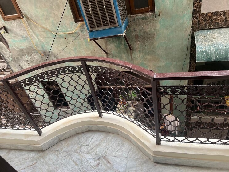 Balcony, west vinod nagar 2 Bedroom 180 Sq.Yd. Builder Floor In West Vinod Nagar Delhi 8493324