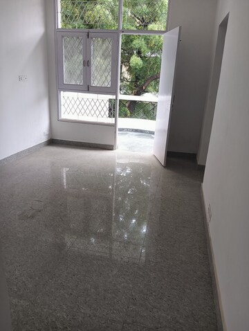 Room in 3.5 BHK Apartment at Ram Shanti Apartment, Sector 52 – for Rent