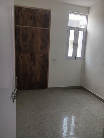 Room in 3.5 BHK Apartment at Ram Shanti Apartment, Sector 52 – for Rent
