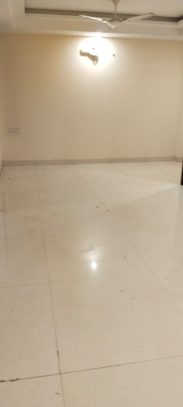 Room in 3 BHK Builder Floor at Vasant Kunj – for Rent