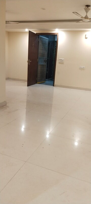 Room in 3 BHK Builder Floor at Vasant Kunj – for Rent
