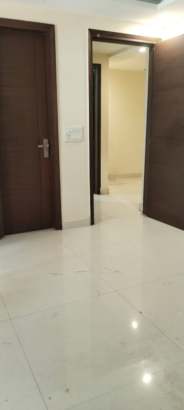 Room in 3 BHK Builder Floor at Vasant Kunj – for Rent