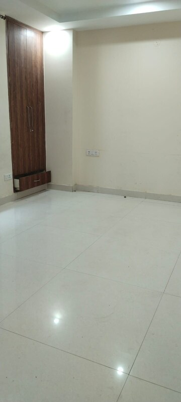 Room in 3 BHK Builder Floor at Vasant Kunj – for Rent