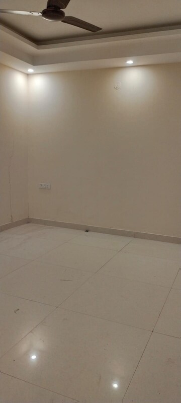 Room in 3 BHK Builder Floor at Vasant Kunj – for Rent