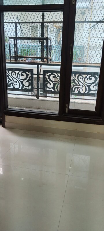 Room in 3 BHK Builder Floor at Vasant Kunj – for Rent