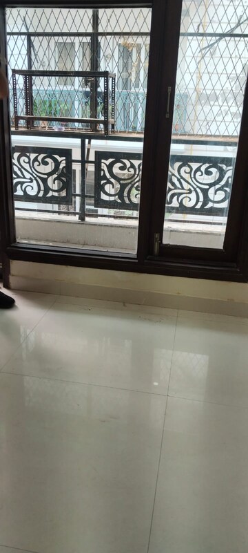 Room in 3 BHK Builder Floor at Vasant Kunj – for Rent