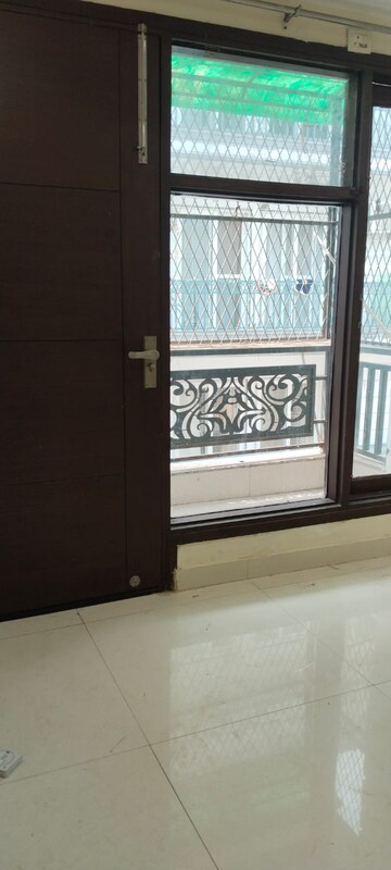 Room in 3 BHK Builder Floor at Vasant Kunj – for Rent
