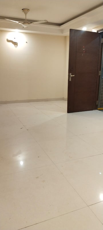 Room in 3 BHK Builder Floor at Vasant Kunj – for Rent