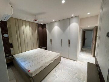 Bedroom in 3.5 BHK Apartment at Bandra West – for Rent
