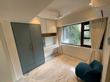 Room in 3.5 BHK Apartment at Bandra West – for Rent