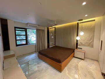Bedroom in 3.5 BHK Apartment at Bandra West – for Rent