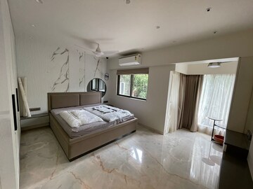 Bedroom in 3.5 BHK Apartment at Bandra West – for Rent