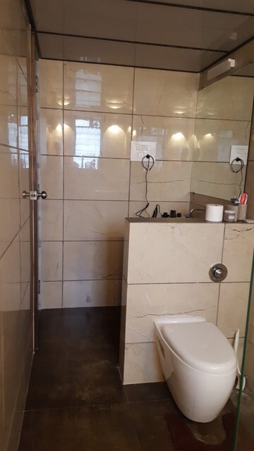 Master Bedroom in 2 BHK Apartment at Khar West – for Rent