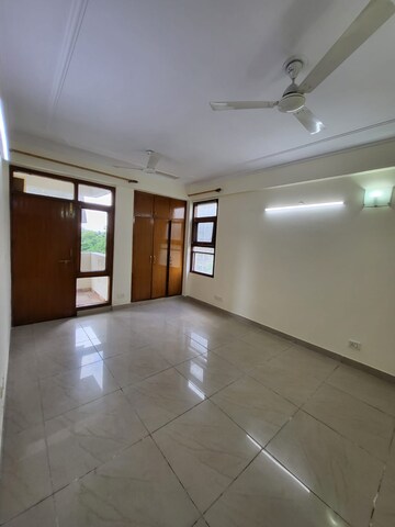 Room in 3 BHK Builder Floor at Sector 63a – for Sale