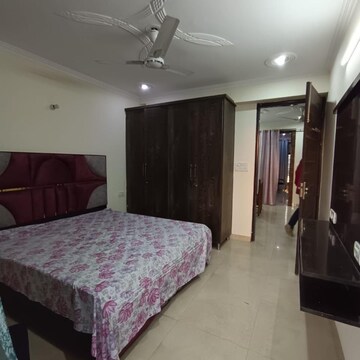 Bedroom in 3 BHK Builder Floor at Sector 43 – for Rent