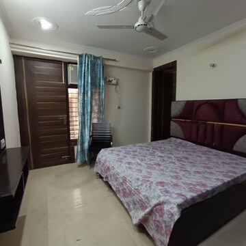 Bedroom in 3 BHK Builder Floor at Sector 43 – for Rent