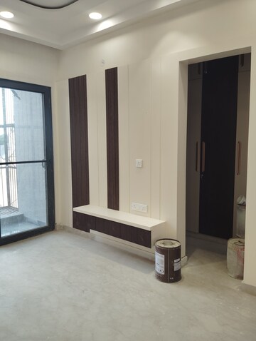 Room in 3.5 BHK Apartment at Triveni Apartments CGHS, Paschim Vihar – for Rent