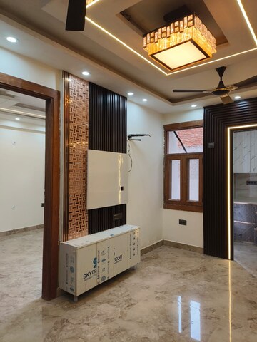 Room in 3 BHK Builder Floor at Sector 63a – for Sale