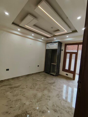 Room in 3 BHK Builder Floor at Sector 63a – for Sale