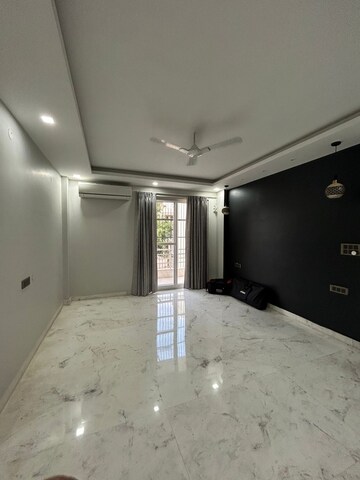 Room in 3 BHK Builder Floor at BPTP Floors, Sector 70 – for Sale