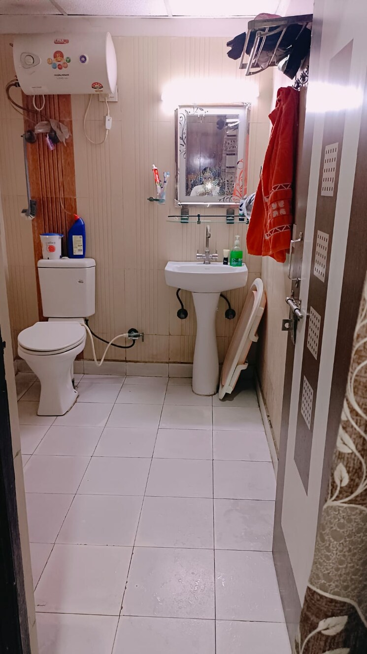 Bathroom, vasundhara sector 1 2.5 Bedroom 1500 Sq.Ft. Apartment In Vasundhara Sector 1 Ghaziabad 8493877