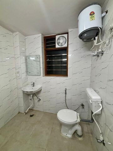 Bathroom in 3.5 BHK Villa at Unitech South City 1, South City 1 – for Rent