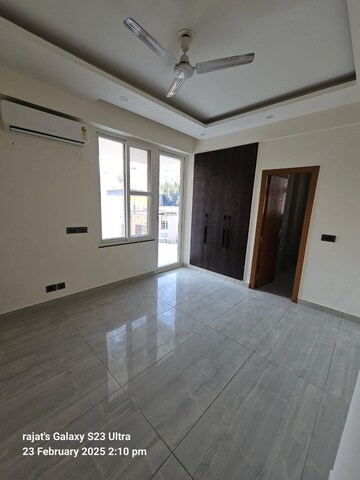 Room in 3 BHK Apartment at Ram Shanti Apartment, Sector 52 – for Rent