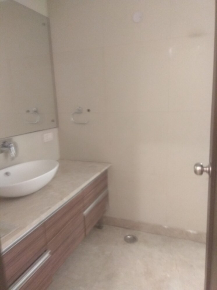 Bathroom, sukhdev vihar 4 Bedroom 500 Sq.Yd. Builder Floor In Sukhdev Vihar Delhi 8494378