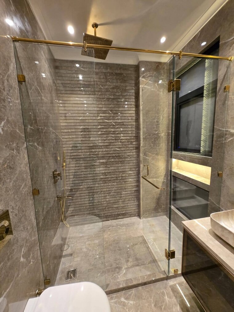 Bathroom, srishti-greenfield-homes 4 Bedroom 4000 Sq.Ft. Builder Floor In Green Fields Colony Faridabad 8494558