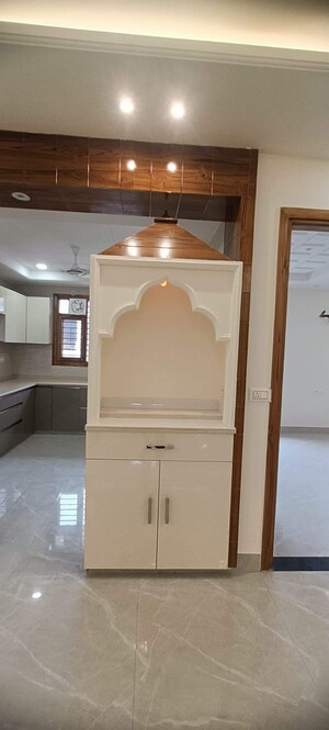 Furnished Amenities in 3 BHK Builder Floor at Srishti Greenfield Homes, Green Fields Colony – for Sale