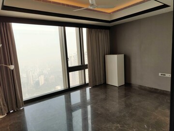 Room in 4 BHK Apartment at Lodha Trump Tower, Worli – for Rent