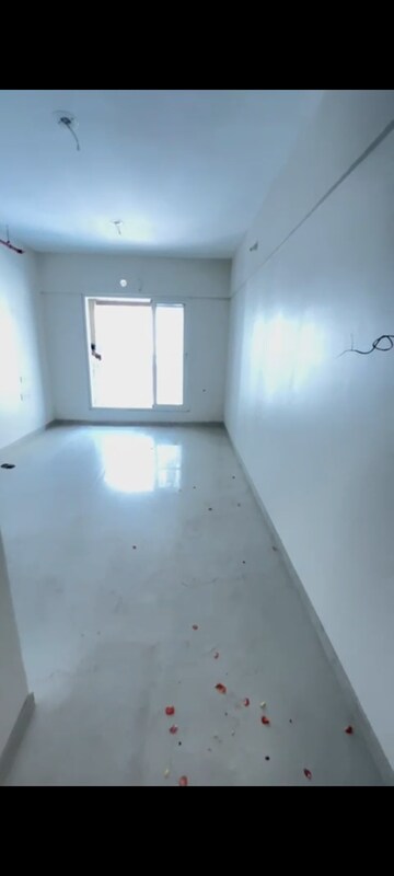 Room in 1.5 BHK Apartment at Dosti West County, Balkum Pada – for Rent